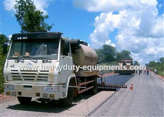 China 8000L Straßenbau-Ausrüstungs-Asphalt-Verteiler-LKW mit Enttäuschungs-Heizsystem des Diesel-zwei fournisseur